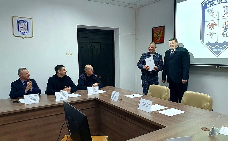 Сергей Колбин провел встречу с народными дружинниками Севастополя