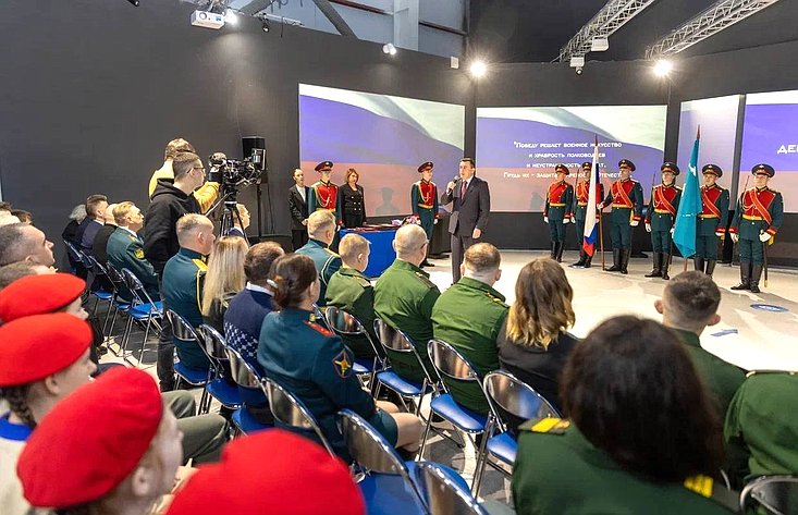 Андрей Хапочкин выступил перед участниками Дальневосточного форума «Молодой гвардии»