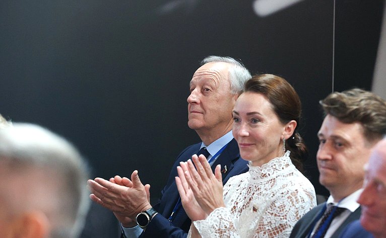 В рамках работы Х Парламентского форума «Историко-культурное наследие России» в Великом Новгороде Валентина Матвиенко посетила детскую общеобразовательную школу имени Г.Р. Державина и Дом музыки имени С.В. Рахманинова