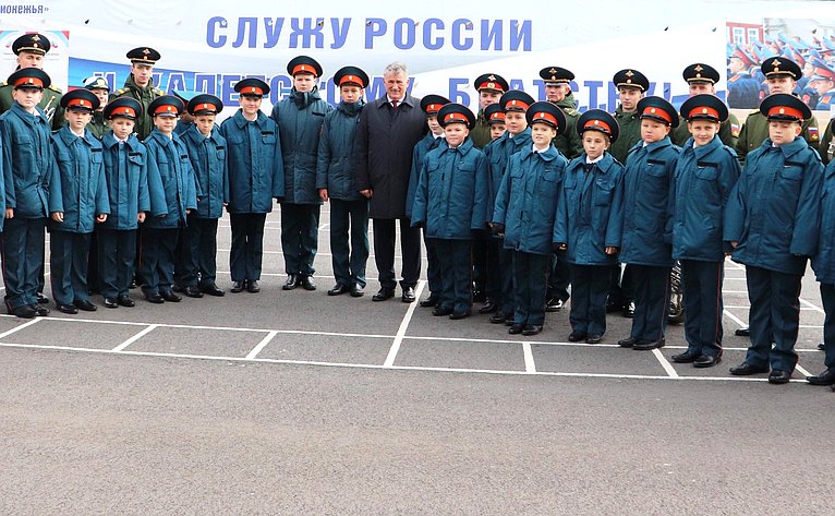 Юрий Воробьев принял участие в торжественной церемонии приведения кадет к клятве и поздравил ребят со вступлением в российское кадетское братство