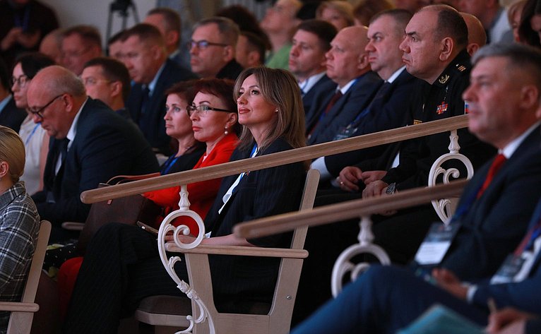 Татьяна Сахарова в рамках работы в регионе приняла участие в заседании областного парламента