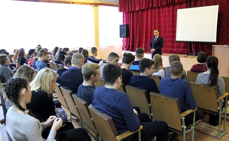 Сергей Леонов провёл урок парламентаризма в Кардымовской средней школе