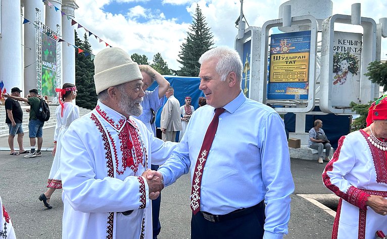 Сергей Мартынов посетил праздник Пеледыш пайрем в Йошкар-Оле