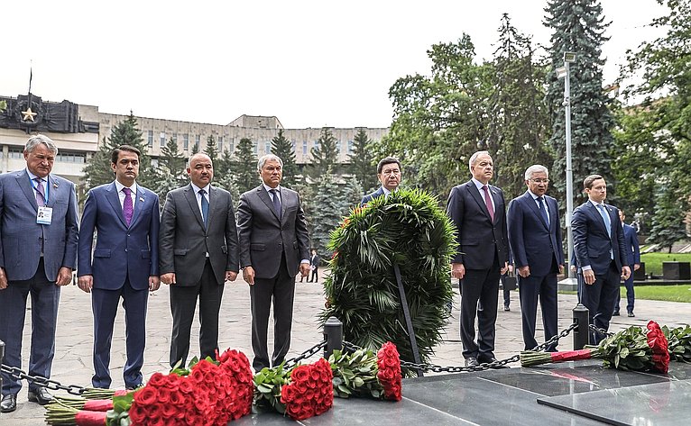 Главы парламентских делегаций государств-членов ОДКБ возложили венок и цветы к Вечному огню, почтив память советских воинов, павших в годы Великой Отечественной войны