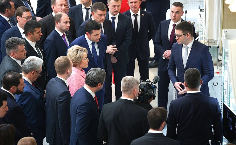 Валентина Матвиенко и Министр промышленности и торговли РФ Антон Алиханов ознакомились с выставкой, посвященной передовым разработкам отечественной промышленности