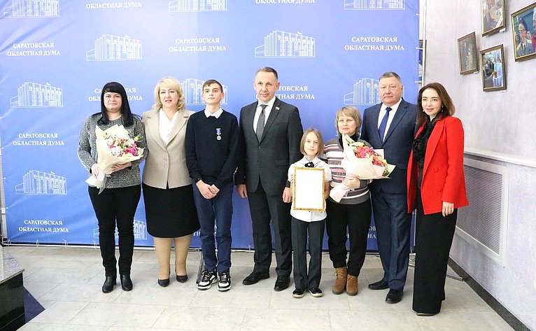 Олег Алексеев в ходе поездки в регион принял участие в торжественном награждении школьников, совершивших геройский поступок