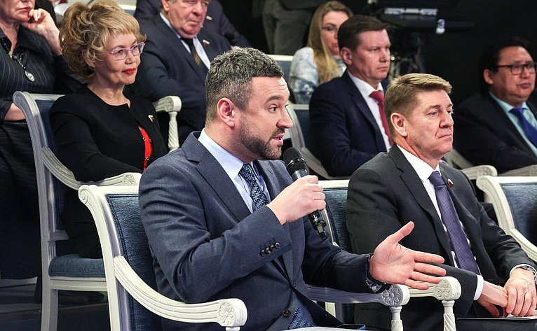 В Совете Федерации состоялся «Парламентский диалог» с Министром строительства и ЖКХ Иреком Файзуллиным