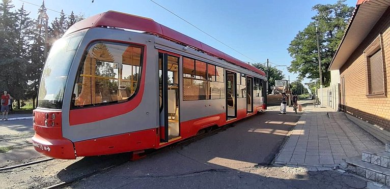 Новые трамваи – подарок от Ленинградской области доставлены в Енакиево Донецкой Народной Республики