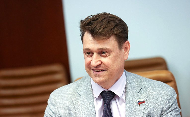 Олег Голов