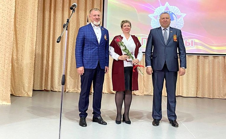Сергей Горняков в рамках рабочей поездки в регион принял участие в торжественно-патриотических мероприятиях, посвященных празднованию Победы в Великой Отечественной войне
