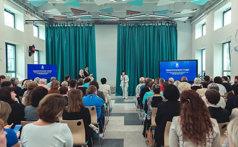 Инна Святенко встретилась с учителями школы № 2087 района Марьино Юго-Восточного округа и посетила обновлённый по программе «Моя школа» корпус образовательного учреждения