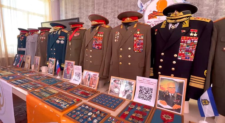 Игорь Кастюкевич организовал для школьников Херсонской области выставку «Гордость и слава России в орденах и медалях»