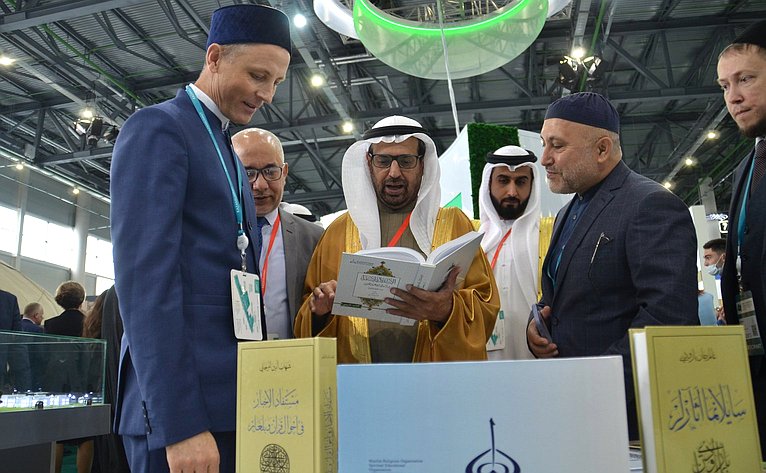 Сенаторы принимают участие в XIII Международном экономическом саммите «Россия — Исламский мир: KazanSummit 2022»