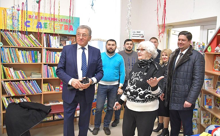 Сергей Лукин посетил городскую детскую библиотеку имени С.Я. Маршака