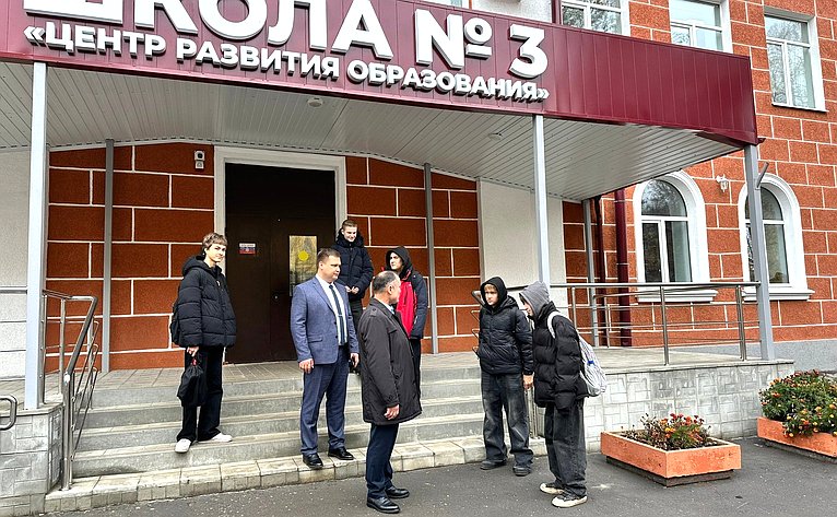 Игорь Мурог проверил оснащение медицинских пунктов в рязанских школах