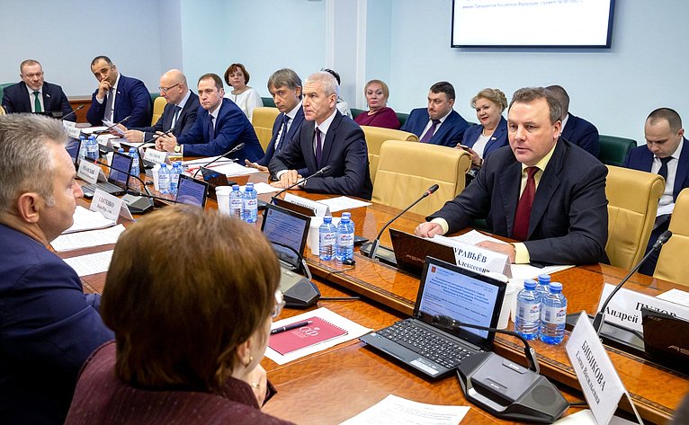 Расширенное заседание Комитета СФ по социальной политике с участием Министра спорта РФ О. Матыцина