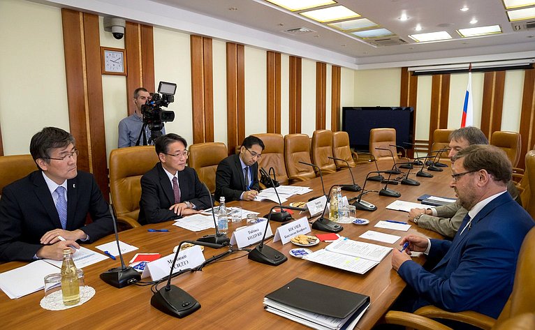 Встреча К. Косачева с Чрезвычайным и Полномочным Послом Японии в РФ Таёхиса Кодзуки