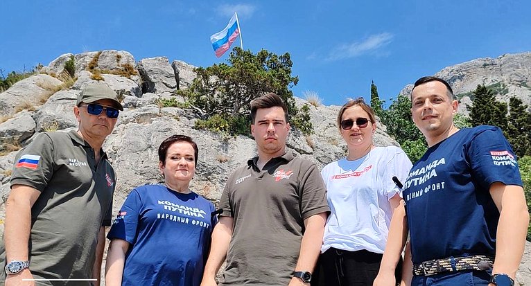 Лариса Мельник вместе с командой Народного фронта вновь водрузили флаг России на живописном берегу бухты Ласпи
