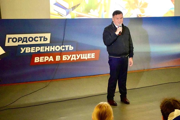 Сергей Перминов поздравил земляков с Днем знаний в Гатчине Ленинградской области