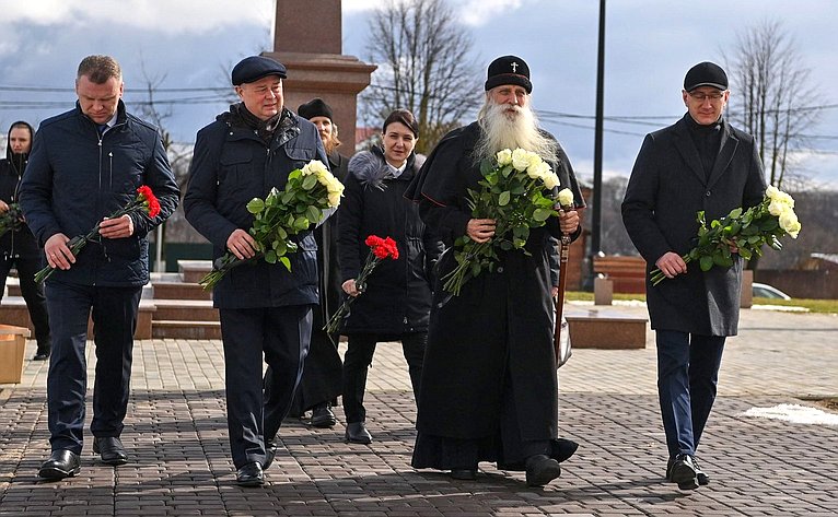 Анатолий Артамонов совместно с Митрополитом Корнилием и Владиславом Шапшой возложили цветы к памятнику протопопу Аввакуму