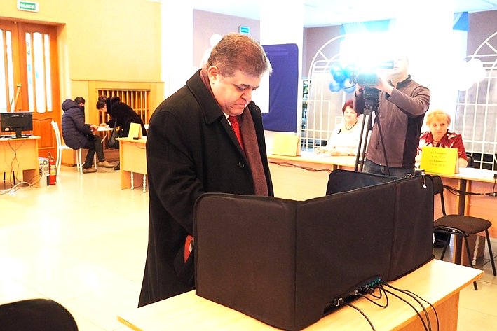 Владимир Джабаров проголосовал в Биробиджане на выборах Президента России