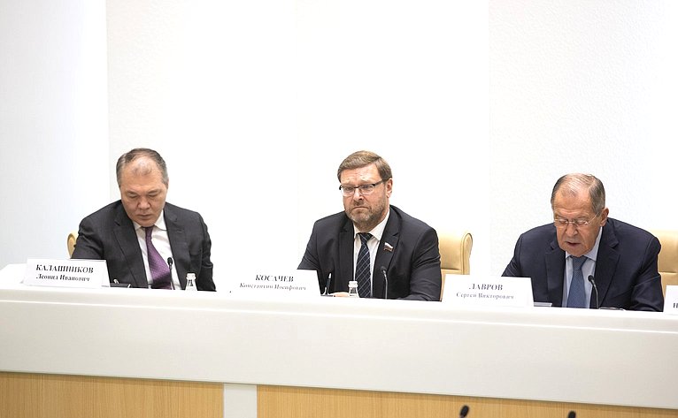 Леонид Калашников, Константин Косачев и Сергей Лавров