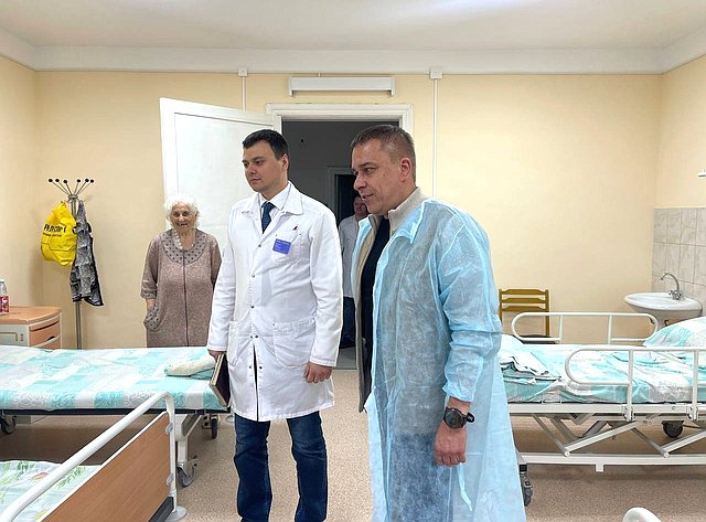 В Сурском районе Айрат Гибатдинов посетил районную больницу, где осмотрел педиатрическое отделение после капитального ремонта и провёл встречу с главным врачом