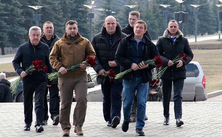 Андрей Турчак и глава ДНР Денис Пушилин возложили цветы к Вечному огню у мемориального комплекса «Твоим освободителям, Донбасс»
