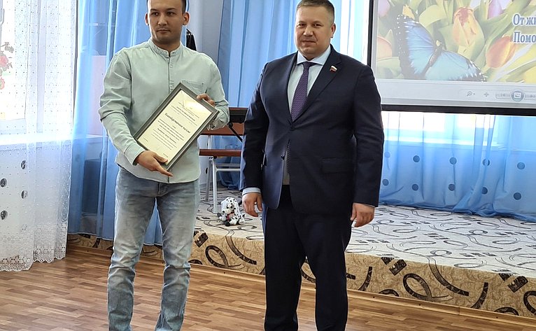 Денис Гусев поздравил работников социальной сферы Ненецкого АО с профессиональным праздником