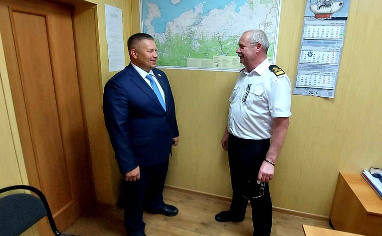 Денис Гусев провёл рабочую встречу с капитаном морского порта Нарьян-Мара Виталием Малеевым
