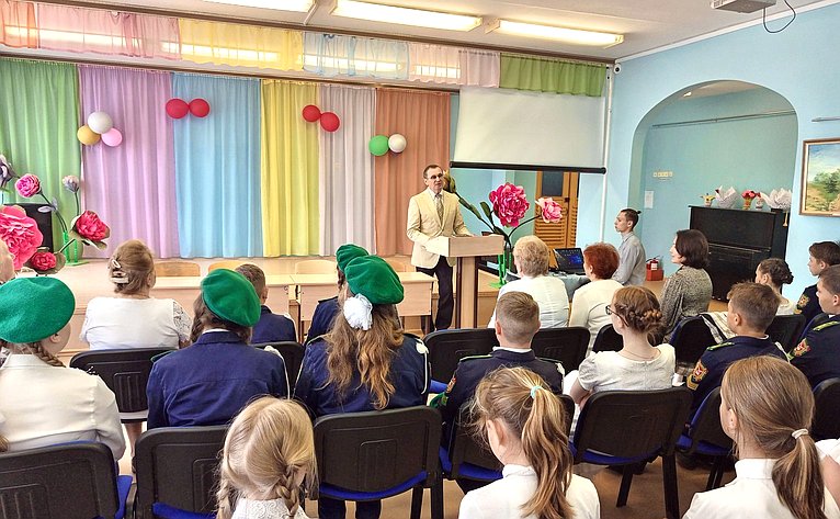 Николай Федоров посетил Толиковскую среднюю общеобразовательную школу Чебоксарского муниципального округа и встретился с педагогами и учащимися