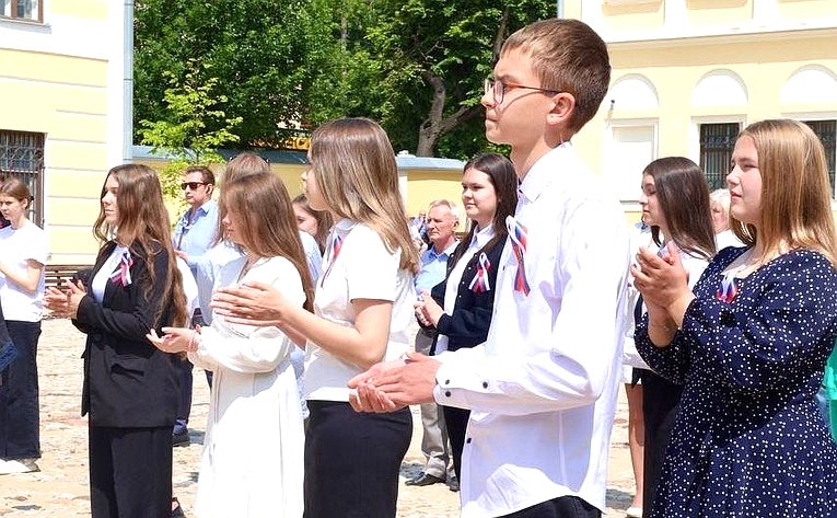 Александр Савин в ходе поездки в регион принял участие в торжественной церемонии вручения паспортов юным жителям области