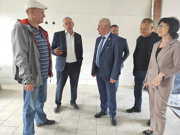 Сергей Мартынов оценил ход капитального ремонта в школах Параньгинского района
