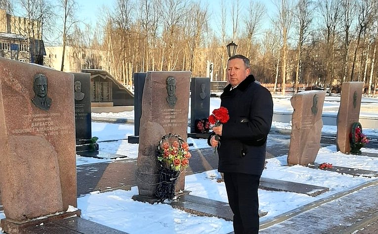 Сергей Березкин принял участие в памятном мероприятии на Воинском мемориальном кладбище в Ярославле