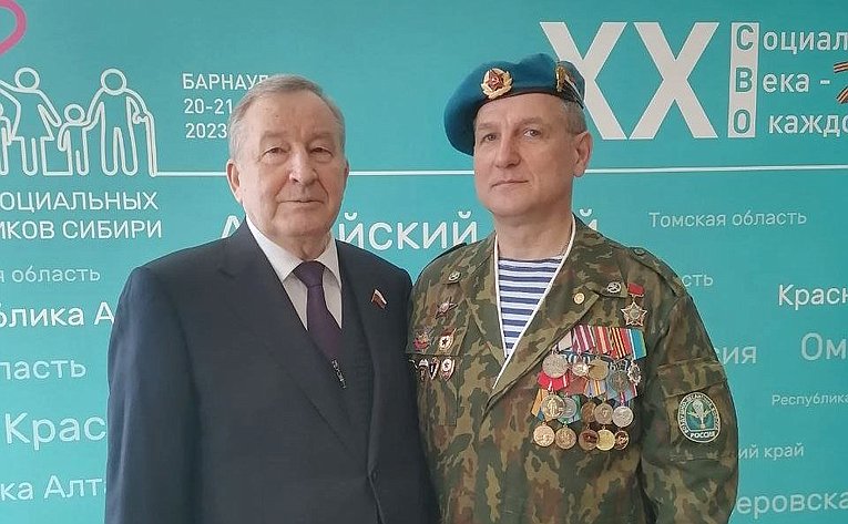 Александр Карлин в рамках поездки в регион принял участие в III съезде социальных работников Сибири