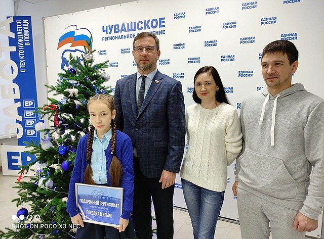 Николай Владимиров выступил в роли помощника Деда Мороза и помог воплотить в жизнь мечту пятиклассницы Вики Семеновой