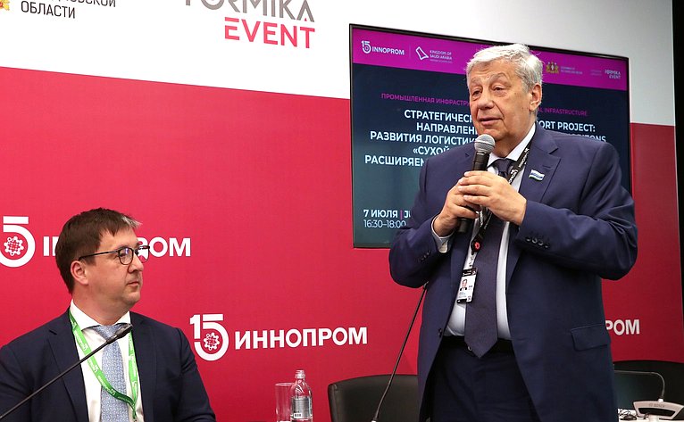 Александр Высокинский выступил модератором экспертной сессии первого дня международной промышленной выставки ИННОПРОМ в Екатеринбурге (фото Руслан Казаков)