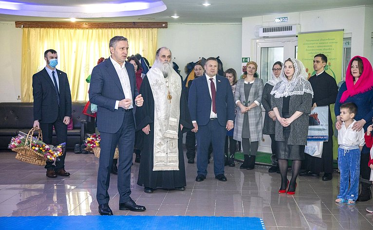 Денис Гусев принял участие в церемонии освящения Центра социальной реабилитации «Особое детство в НАО»