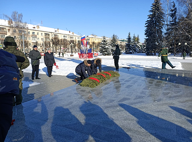 Сергей Мартынов принял участие в возложении цветов к Вечному огню в Йошкар-Оле и посетил ракетную дивизию