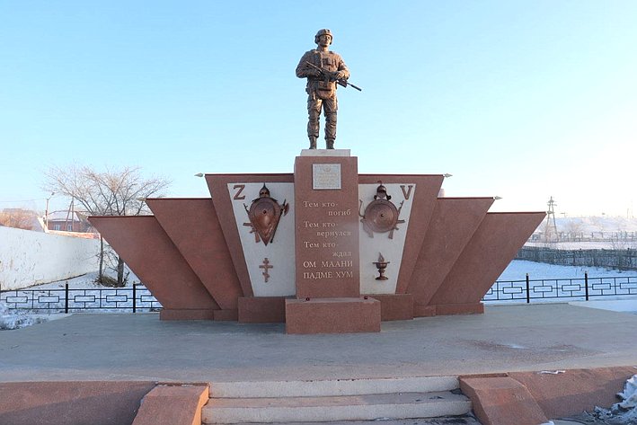 В поселке Могойтуй Баир Жамсуев осмотрел мемориальный комплекс, посвященный участникам специальной военной операции и провел встречу с представителями волонтерских групп Могойтуйского района