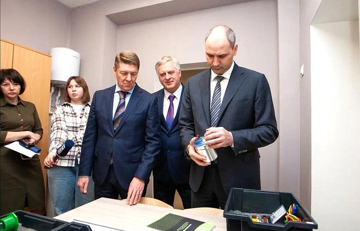 Андрей Шевченко вместе с губернатором Оренбургской области Денисом Паслером посетил Нижнепавловскую среднюю общеобразовательную школу, открытую после капитального ремонта