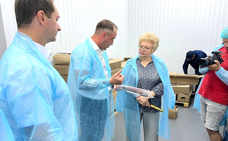 Оксана Хлякина совместно с главой администрации района Александром Пасынковым посетила производственную компанию «Липецкие зори»