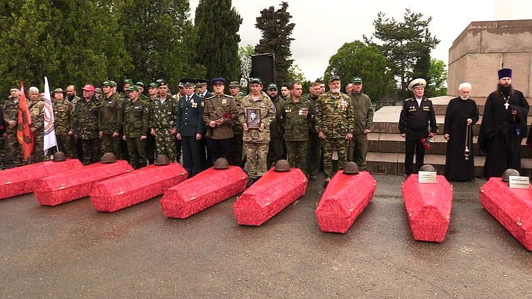 Торжественная церемония захоронения останков наших бойцов на Мемориальном кладбище в Севастополе
