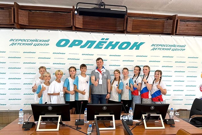 Артем Малащенков поздравил ребят и вожатых с 65-летием «Орлёнка»