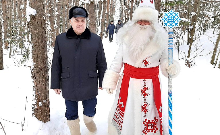 Сергей Мартынов в ходе поездки в регион посетил село Кукнур, которое считается резиденцией Йушто Кугыза — марийского Деда Мороза