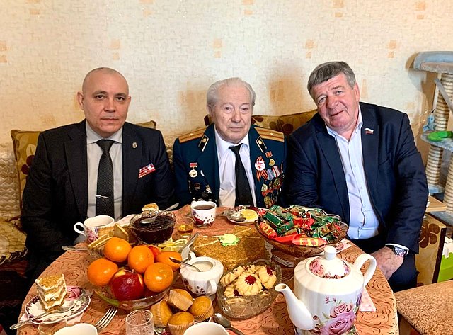 Валерий Семенов встретил День Победы вместе с земляками