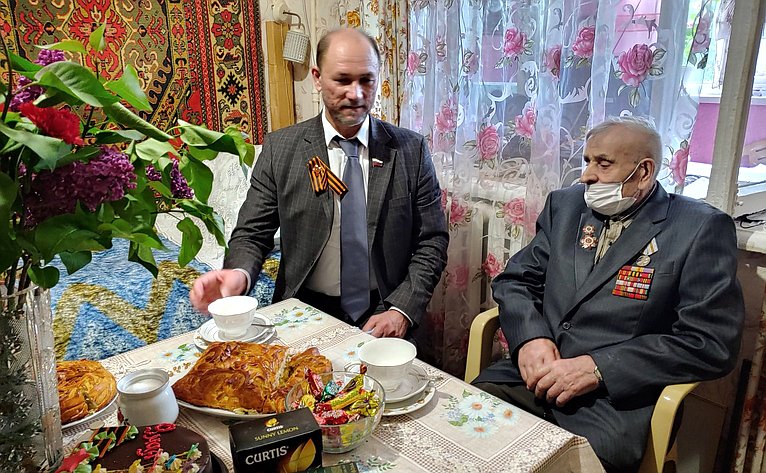 Владимир Лакунин поздравил с Днем Победы участников Великой Отечественной войны