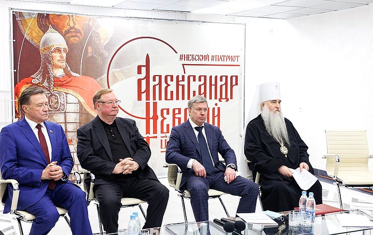 Сергей Рябухин в ходе поездки в регион принял участие в мероприятиях, посвященных увековечиванию памяти святого Александра Невского