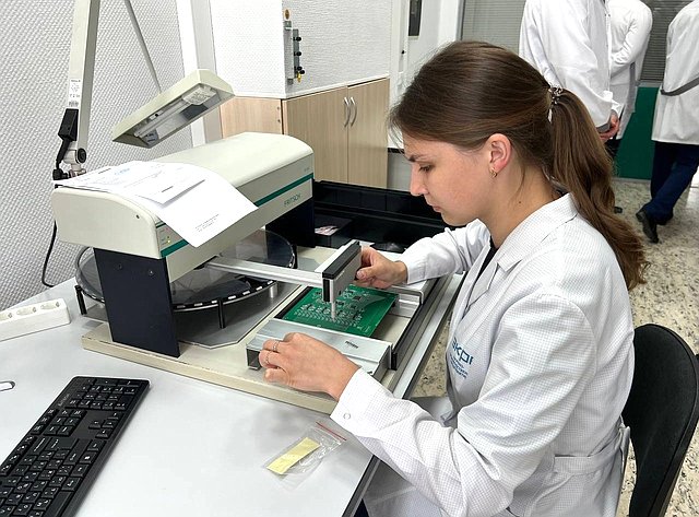 Николай Владимиров и заместитель министра промышленности РФ Василий Шпак посетили ведущее промышленное предприятие Чувашии