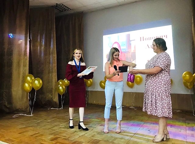 Ирина Кожанова приняла участие в торжественном вручении дипломов выпускникам Смоленского техникума железнодорожного транспорта, связи и сервиса
